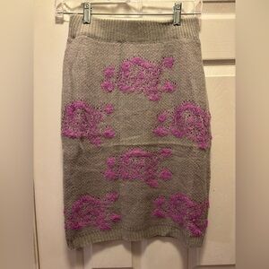 Sweaterland Soft Grey Knit Skirt w Pink Floral Appliqués..in Size S/M BNWT